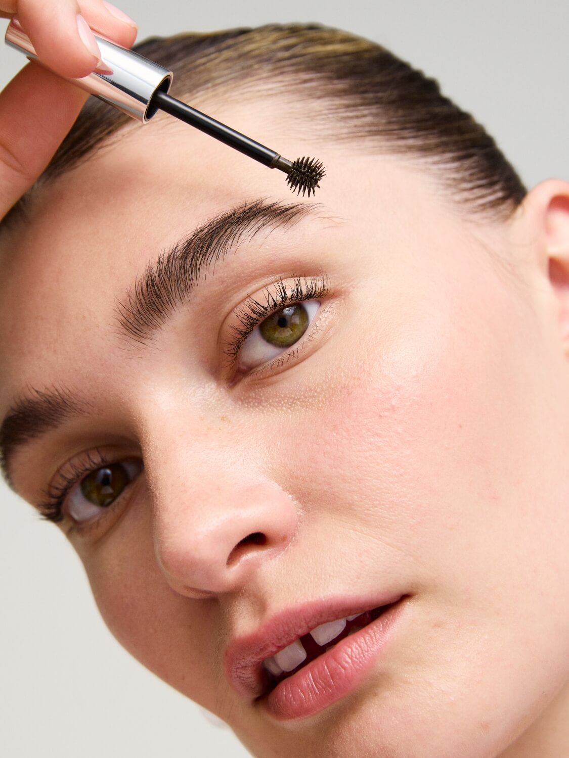 Brow Builder uzacu tuša, medium brown